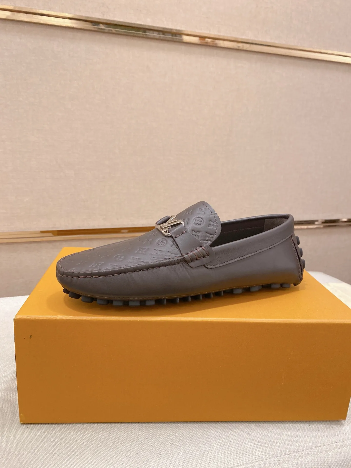 Factory price: 500💰High-end quality! LV 🆕🆕Exclusive hot-selling products in stock🔥🔥New products on the shelves, high-quality Ferragamo men's pea shoes, high-end casual driving shoes, with complete packaging! 💪 💪 Material: imported first-layer cowhide 🐂 + imported high-quality buffalo leather lining + wear-resistant outsole 👍🏻👍🏻 Features: high-end and comfortable, purely handmade 🚀 🚀 Create the perfect shoes that suit you best 🔥 🔥 Size: (38-44) 45 standard size can be customized!